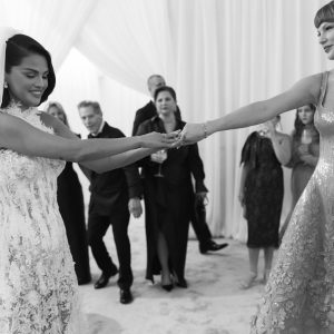 17 Ноября: новые фото Селены и Тейлор Свифт на свадьбе Селены