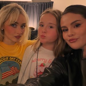 26 Ноября: Селена разместила новые фотографии в своем Инстаграме включая новое фото с Сабриной Карпентер