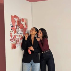 1 Ноября: фото Селены и Шей Митчелл из-за кулис со съемок фотосессии для коллаборации Rare Beauty x Béis