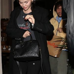 15 Ноября: Селена покидает ресторан Saffy’s в Лос-Анджелесе