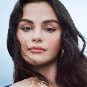 7 Декабря: новые фото видео Селены для Rare Beauty