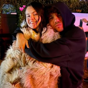 25 Декабря: Селена празднует Рождество с семьей