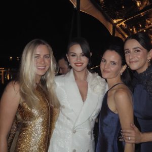 30 Ноября: новое селфи Селены с подругами за кулисами на свадьбе