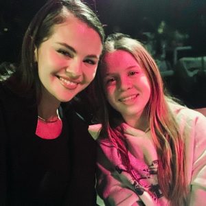 2 Декабря: новое селфи Селены с маленькой фанаткой за кулисами баскетбольного матча