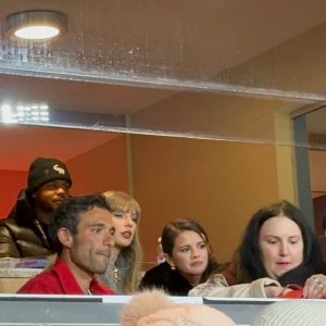 7 Декабря: Селена и Тейлор Свифт замечены на футбольном матче в Канзас-Сити