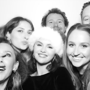 17 Декабря: больше новых фото Селены с друзьями на Дне рождении ее дедушки