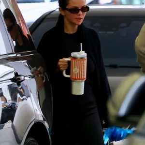 23 Декабря: Селена покидает офис дерматолога в Беверли Хиллз