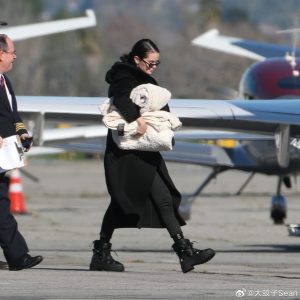 29 Декабря: Селена прибывает в частный аэропорт в Ван-Найс, Калифорния