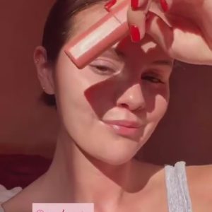 22 Декабря: Селена использует косметику Rare Beauty в новом видео