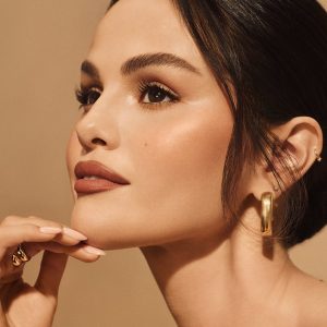 10 Января: Селена представляет новый бронзер и кисть для пудры от Rare Beauty