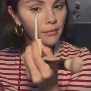 19 Января: Селена делает макияж в новом видео, размещенном на Инстаграме