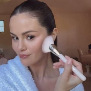 9 Января: новые видео с Селеной для Rare Beauty