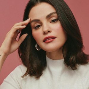 2 Февраля: новое промо-фото Селены для Rare Beauty x Ulta Beauty