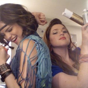 7 Февраля: новые редкие фото Селены из-за кулис со съемок «Волшебники из Вэйверли Плейс» из 2009 года