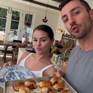 11 Февраля: новое селфи Селены вместе с другом и подносом вкусной выпечки