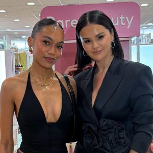 1 Февраля: Селена с фанатами на мит анд грите по случаю запуска косметики Rare Beauty в магазинах Ulta Beauty