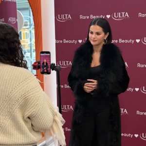 3 Февраля: новые фото и видео Селены на презентации продуктов Rare Beauty в магазине Ulta Beauty в Нью-Йорке