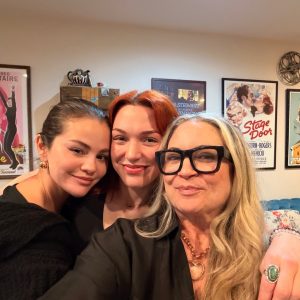 8 Февраля: Селена с Дженнифер Стоун и Роксаной Бейкер-Сарвер