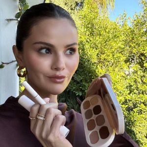 3 Марта: новое фото Селены для Rare Beauty