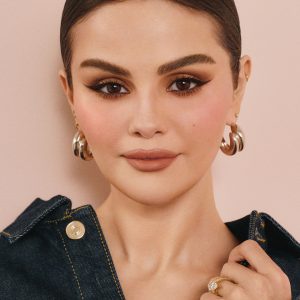 1 Марта: новое фото Селены из фотосессии для Rare Beauty