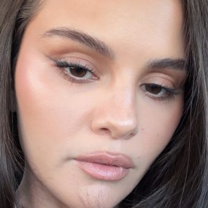 3 Марта: Селена делает макияж в новом бьюти тутореале