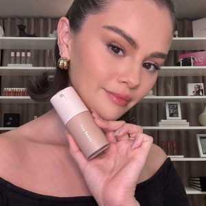 27 Марта: новое фото Селены для Rare Beauty