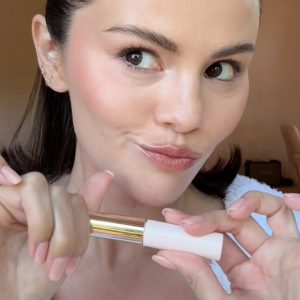 9 Марта: новое видео Селены для Rare Beauty