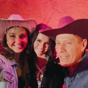 9 Марта: новое селфи Селены с подругой и дедушкой на дне рождения Бенни Бланко