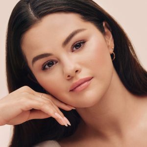 16 Марта: Селена анонсировала новую тональную основу от Rare Beauty