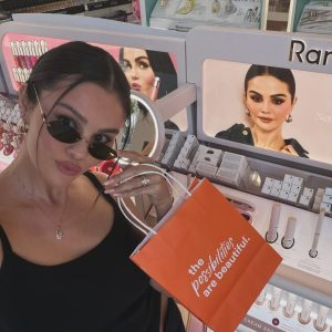 19 Марта: Селена разместила новые фото из магазина Ulta Beauty