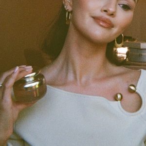 21 Марта: Селена рекламирует парфюм от Rare Beauty в историях Инстаграма