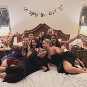 6 Марта: новое фото Селены с подругами в день свадьбы