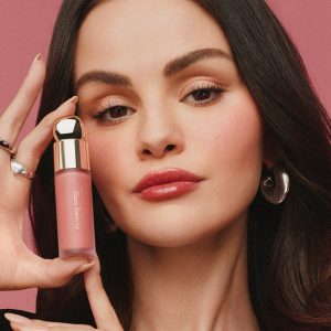 16 Апреля: новое промо-фото Селены для Rare Beauty