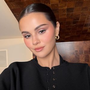 29 Апреля: новые фото и видео с Селеной для Rare Beauty