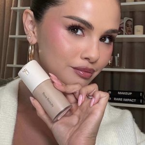 2 Апреля: новое промо-селфи Селены для Rare Beauty