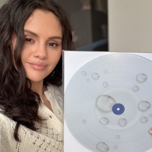 17 Апреля: Селена позирует с виниловой пластинкой Droplets EP