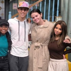 28 Апреля: новое фото Селены с актерами сериала «Волшебники за пределами Вэйверли-Плейс»
