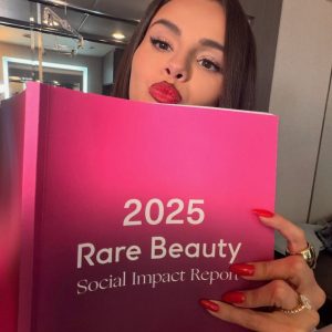 5 Мая: Селена опубликовала новый отчет ‘Rare Beauty Social Impact Report’ в честь Саммита психологического здоровья