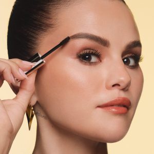 23 Мая: Селена предствляет новый гель для ресниц от Rare Beauty