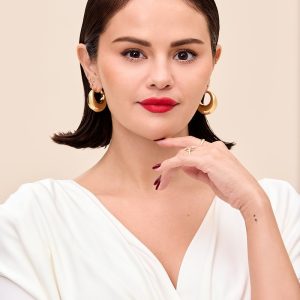 12 Мая: новое портретное фото и видео с Селеной для Rare Beauty
