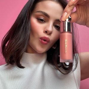 7 Июня: новое фото Селены для Rare Beauty