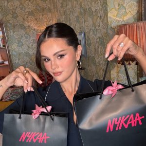3 Июня: новое фото Селены в честь старта продаж Rare Beauty в магазинах ‘Nykaa’
