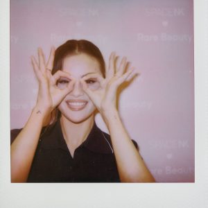 1 Июня: новые фото и видео Селены на мероприятии Rare Beauty Event в Лондоне