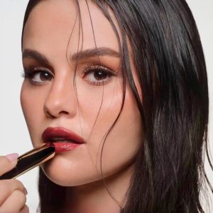 27 Июня: новое фото Селены для Rare Beauty