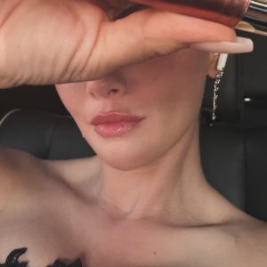 2 Июля: Селена показала новую помаду от Rare Beauty по пути на репетицию свадьбы Тейлор Свифт