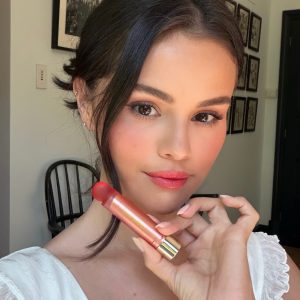 5 Июля: новые селфи и видео Селены для рекламы памады «Soft Pinch Lip Oil Sticks» от Rare Beauty