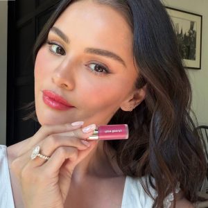 21 Июля: новое селфи Селены для Rare Beauty