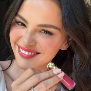 21 Июля: новое селфи Селены для Rare Beauty