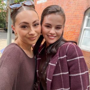 28 Июля: Селена фотографируется с фанатами и играет с щенком в Лондоне