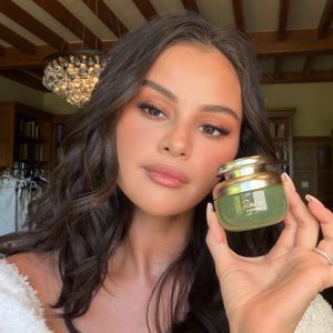 7 Августа: новые захватывающие дух селфи Селены для Rare Beauty